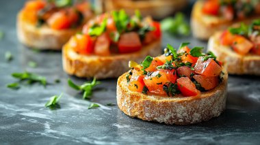 Somon, peynir ve domatesli nefis bruschetta. İtalyan yemeği..