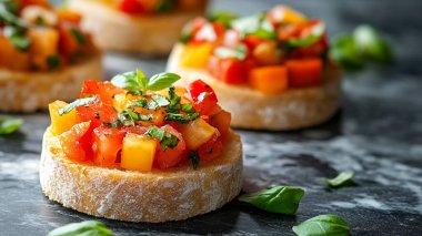 Taze sebzeli bruschetta, fesleğen, sarımsak ve zeytinyağlı koyu taşlı arka plan, kapat.