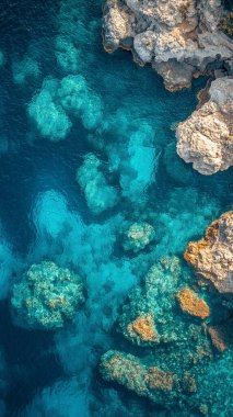 mavi deniz ve kayalar.