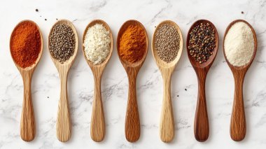 Tahta kaşıklardaki çeşitli baharatlar beyaz kaşık üzerinde izole edilmiş..