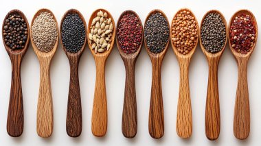 Tahta kaşıklar beyaz arka planda tahıl ve tahıl çeşitleri