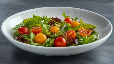 Domatesli taze sebze salatası, salatalık, domates, marul ve vişneli domates.