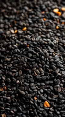 Siyah arkaplanda siyah fasulyeler, yakın plan.