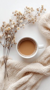 Bir fincan çay ve örgü bir eşarp. sonbahar arkaplanı