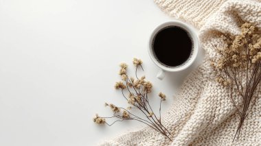 Kahve fincanı ve eşarp beyaz bir masada. düz yat.