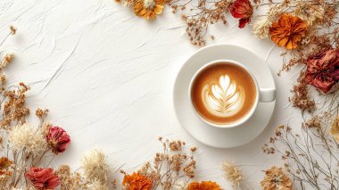 Masada çiçekli kahve ve latte, en iyi manzara. Metin için boşluk