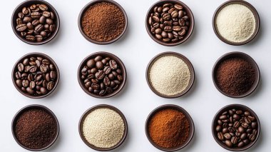 Beyaz ahşap arka planda çeşitli baharatlar var..