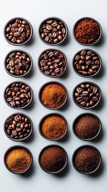 Beyaz arkaplanda farklı kahve çekirdekleri var.