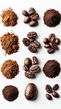 Beyaz arka planda izole kahve çekirdekleri ve siyah kahve çekirdekleri koleksiyonu.