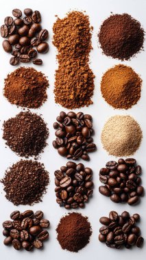 Beyaz arka planda çeşitli kahve çekirdekleri ve baharatlar var.