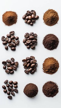Kahve çekirdekleri ve toz beyaz arka planda