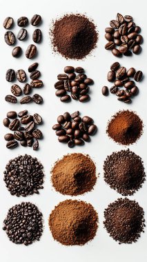 Kahve çekirdekleri ve tahıllar beyaz sırtüstü izole edilmiş