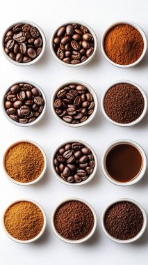 Beyaz arka planda kahve çekirdekleri ve baharatlar