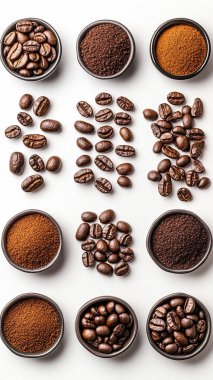Beyaz arka planda çeşitli kahve çekirdekleri.