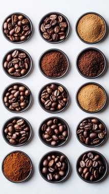 Beyaz arka planda kahve çekirdekleri ve baharatlar