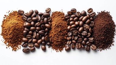 Kahve çekirdekleri, kahve çekirdekleri ve beyaz arka planda tarçın.