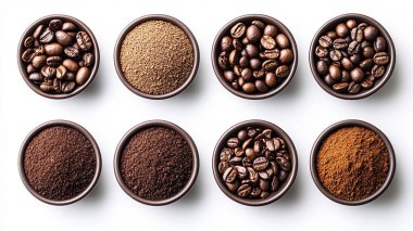 Beyaz arka planda izole edilmiş seramik kaselerde kahve çekirdeği koleksiyonu. en üstteki görünüm