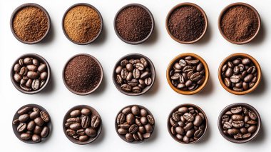 Kahve çekirdekleri ahşap bir kasede. Kahve çekirdekleri, üst manzara.