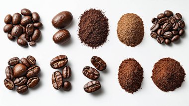 Beyaz arka planda kahve çekirdekleri ve tarçın çubukları.