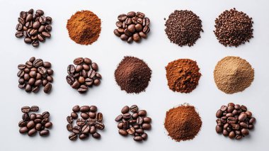 Beyaz arka planda kahve çekirdekleri