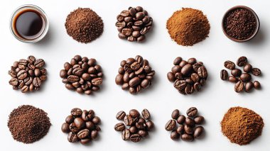 Siyah kahve çekirdekleri ve kahve çekirdekleri beyaz arka planda izole edilmiş.