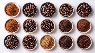 Beyaz arka planda çeşitli kahve çekirdekleri