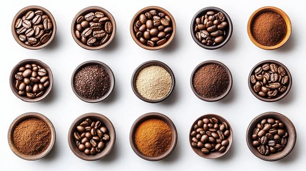 Tahta kasede kahve çekirdekleri ve bir fincan kahve. beyaz arkaplanda izole