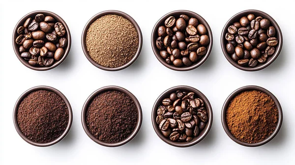 Beyaz arka planda izole edilmiş seramik kaselerde kahve çekirdeği koleksiyonu. en üstteki görünüm