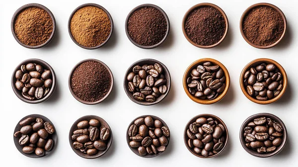 Kahve çekirdekleri ahşap bir kasede. Kahve çekirdekleri, üst manzara.