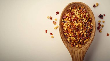 Beyaz arka planda lezzetli karabuğdaylı kase