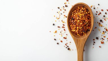 Hafif arka planda baharatlar olan kaşıklı kase.