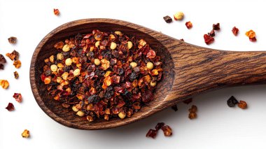 Beyaz arka planda kırmızı biberli ahşap kase, üst manzara.