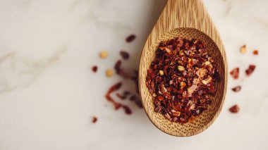 tahta kaşık kırmızı biber