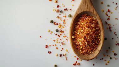 Tahta zemin üzerinde kırmızı biber ve kopyalama alanı.