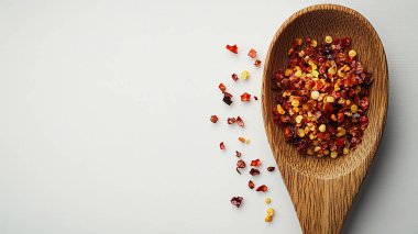 Beyaz tabakta kırmızı böğürtlenler, ahşap masa, üst manzara..