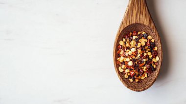 Kurutulmuş karabuğday ve karabuğday taneleriyle ahşap kaşık manzarası