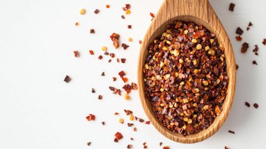 Beyaz arka planda lezzetli kuru biberli kase.