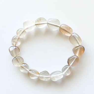 beyaz arkaplanda izole edilmiş bilezik