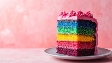 Kremalı gökkuşağı pastası, renkli pasta ve pembe arka planda gökkuşağı pastası.