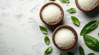 Beyaz tabakta beyaz tuz ve Karadeniz tuzu.