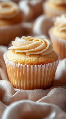 Kremalı ve kremalı lezzetli kekler.