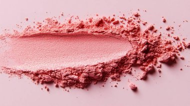 Beyaz arkaplanda izole edilmiş kozmetik tozu ve makyaj fırçası