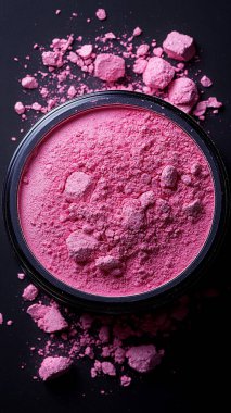 Siyah arka planda pembe göz farı ile makyaj pudrası