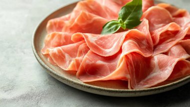 Gri arka planda dilimlenmiş jamon. en üstteki görünüm