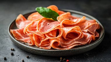 Tabakta taze dilimlenmiş salam