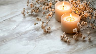 beyaz yanan mumlar ve mermer masa üzerinde okaliptüs dalı