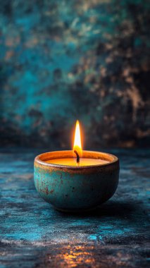 Ahşap arka planda yanan güzel mum, kapat.