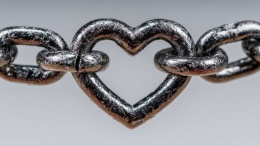 Gri bir yüzeyde kalbi olan metal bir çelik gibi. Sevgililer Günü konsepti, Sevgililer Günü