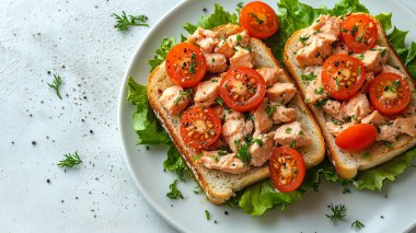 Beyaz ahşap tahtada ızgara somonlu sandviç.