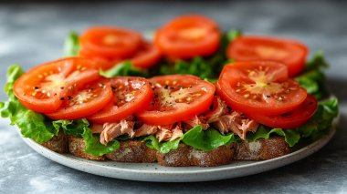 Somonlu sandviç, domates, otlar, baharatlar ve yeşillikler. koyu arkaplan